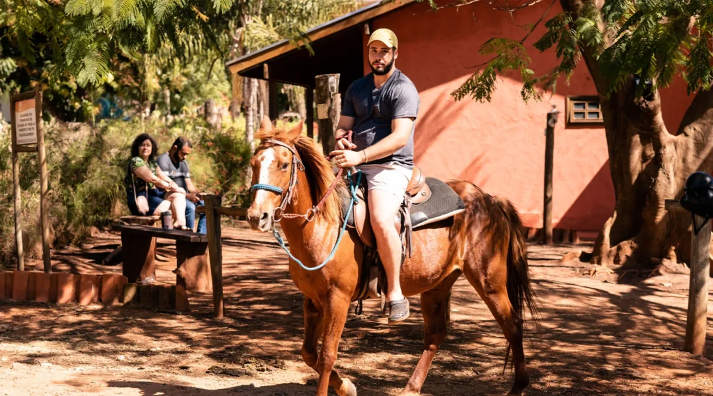 Aventure-se em uma cavalgada tranquila pelas trilhas do resort. Um passeio inesquecível para pais e filhos, em contato direto com os cavalos e a natureza.